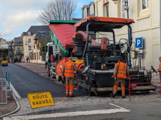 un parking  refait à neuf juste devant le magasin  FAUJOUR OPTIQUE à Villers-sur-Mer